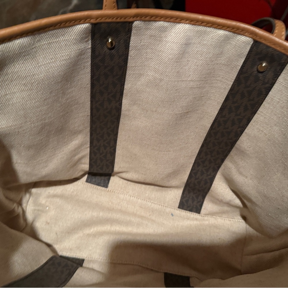 Michael Kors large bag in great condition. Comes with an envelope wallet. - Picture 11 of 11